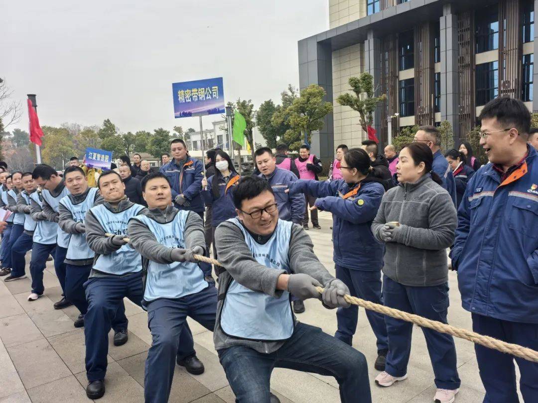 队伍在比赛中全力以赴，收获喜悦 
