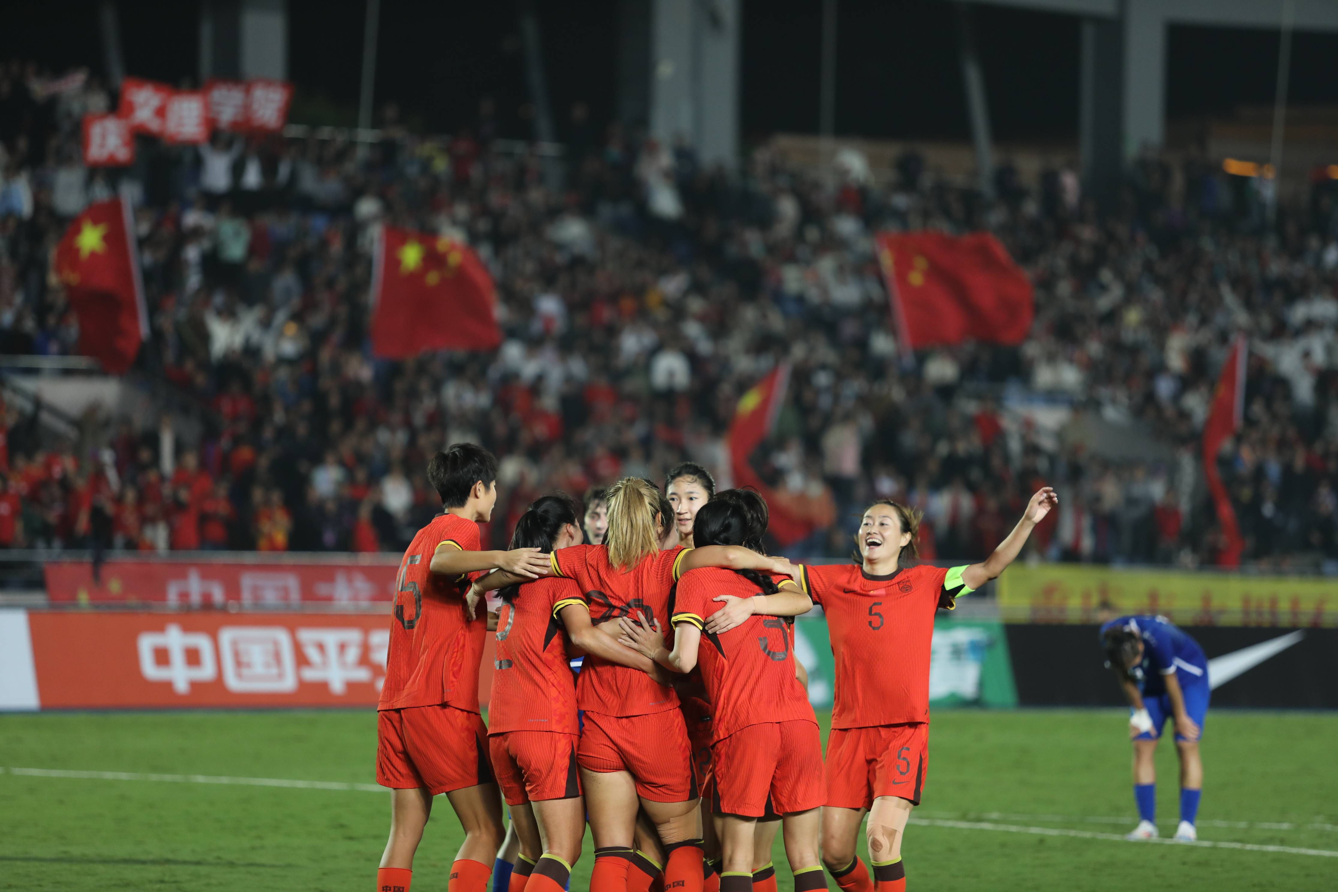 中国女足运动员表现出色为球队带来胜利 